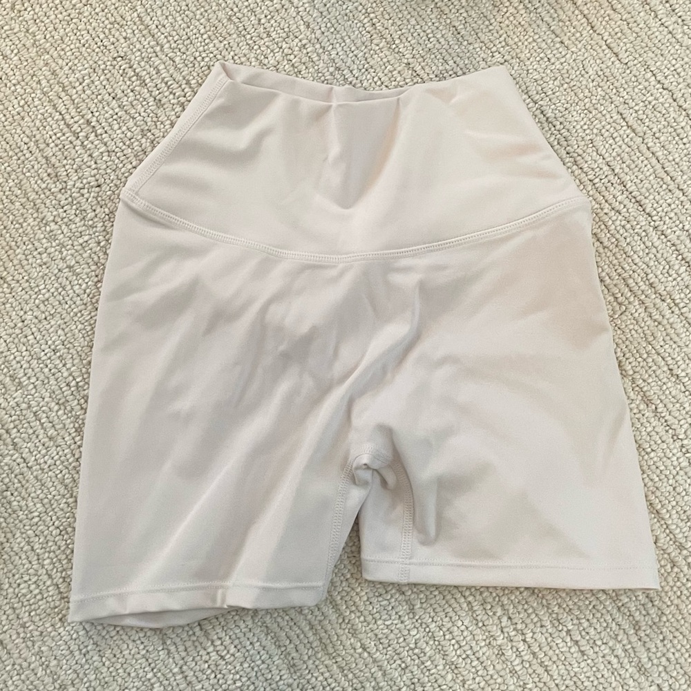 CSB WHITE SCRUNCH SHORTS